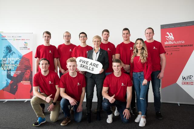 Oberösterreichs EuroSkills-Teilnehmer mit WKOÖ-Präsidentin Doris Hummer.