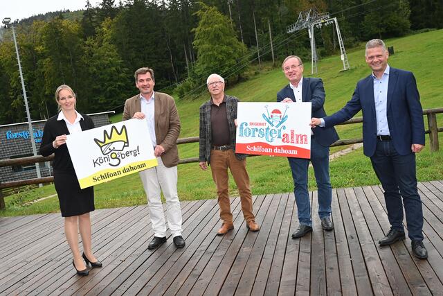 Die Familienskigebiete Forsteralm und Königsberg (Hollenstein an der Ybbs) befinden sich seit vergangenem Freitag unter einem gemeinsamen Dach: die Standortbürgermeister Manuela Zebenholzer (Hollenstein), Werner Krammer (Waidhofen an der Ybbs) und Günther Kellnreitner (Gaflenz) mit den ehrenamtlichen Geschäftsführern der Ennstal-Ybbstal Infrastruktur GmbH, den Nationalratsabgeordneten Johann Singer (OÖ) und Andreas Hanger (NÖ) (v.l.).