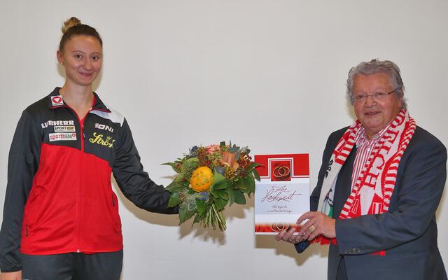 ÖTTV-Präsident Hans Friedinger gratuliert Sofia Polcanova nachträglich zur Hochzeit.