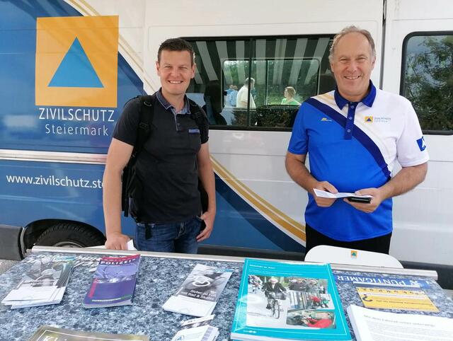 Selbstschutzinformation zur Mobilität holte sich auch der Hausmannstättner Vizebürgermeister Patrick Dorner (li) von ZS-Bezirksleiter Peter Kirchengast (re).