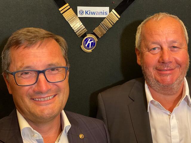 Ernst Tiefenthaler (l.) übergibt das Amt des Präsidenten an Erwin Freischlager (r.).