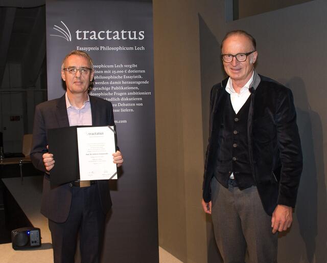 Bürgermeister Ludwig Muxel überreichte in seiner Funktion als stellvertretender Obmann des Vereins Philosophicum Lech den Tractatus 2020 an Roberto Simanowski (v.r.).