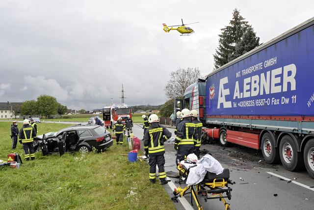 Der Lkw und der Pkw stießen in Pfaffstätt frontal zusammen.