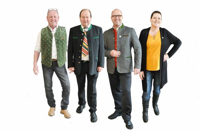 Gemeindelisten-Spitzenkandidat August Friedheim (2.v.l.) sieht im Ergebnis der Landeswahlbehörde einen Sieg der Demokratie.