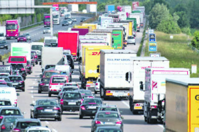 Unfälle und schlechte Sicht führten zum Stau-Chaos. | Foto: FOTOKERSCHI.AT/KERSCHBAUMMAYR