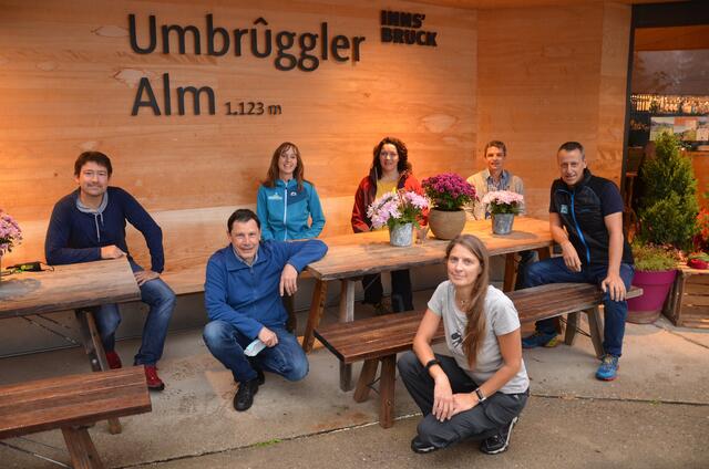 sitzend: Willi Seifert (NP Zillertaler Alpen), Marlene Salchner (NP Tiroler Lech), LHStv. Ingrid Felipe, Hermann Sonntag (NP Karwendel), Thomas Schmarda (NP Ötztal), knieend: Franz Handler (Verband der NP Österreichs), Sigrid Zobl (NP Kaunergrat) | Foto: Naturpark Karwendel