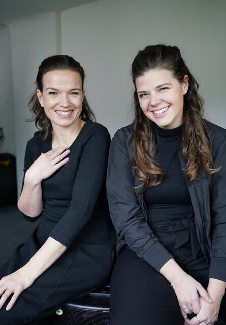 Die beiden Julias singen, deklamieren, tönen, leiden, lachen, streiten und tun dabei aus Versehen genau das, was sie am besten können: Spielen. | Foto:  Reinhard Winkler