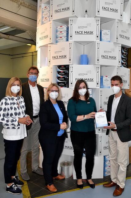 Das Grazer Start-up Aventrium spendete 2.000 Schutzmasken „Made in Styria“ für ein Caritas Hilfsprojekt. Daniele Gmeinbauer (Obfrau Wirtschaftsbund Graz), Gerfried Weyringer (Wirtschaftskammer Steiermark), Martina Kaufmann (Nationalrätin ÖVP), Anna Steiner (Caritas Auslandshilfe) und Dominik Holzner (Geschäftsführer Aventrium) (v.l.) | Foto: Karl Heinz Wagner -AustrianNewsDownload