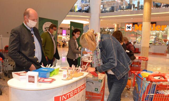 Von 28. September bis 3. Oktober informieren die Landwirtschaftskammern vor Supermärkten über regionale Lebensmittel und Gütesiegel.