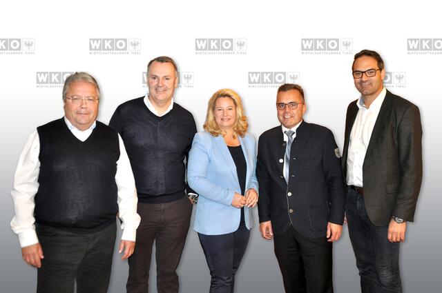 Die frischgewählt Obfrau der Sparte Transport und Verkehr, Rebecca Kirchbaumer, mit ihren Stellvertretern Franz Sailer (2.v.r.) und Ulf Schmid (2.v.l.) sowie WK-Präsident Christoph Walser (r.) und WB-Obmann Franz Hörl (l.) auf einem Foto, das im November 2019 aufgenommen wurde.