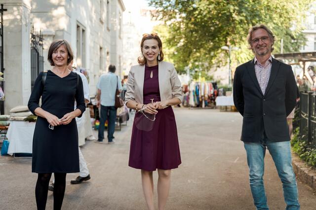 Auf Einladung von Martin Fabisch (r.) zu Besuch beim Josefstädter Plätzefest: Vizebürgermeisterin Birgit Hebein (l.) und Justizministerin Alma Zadić.