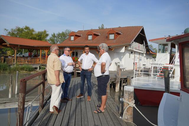 Besuch bei Schifffahrt Gangl in Illmitz“: Alois Herzig, Gerhard Haider (GF TVB Illmitz), Didi Tunkel und Rudi Gangl (Schifffahrt Gangl)