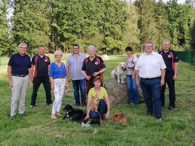 Bürgermeister Karl Harrer, Vzbgm. Peter Müller und Stadtrat Preissl mit den Vertretern des Hundeclub Schrems - Markus Mayer, Gertrud Urbanek, Maria Prohaska, Martina Simon, Gundi Rubicko und GF Robert Müller - bei der Besichtigung der neuen Hundeauslaufzone