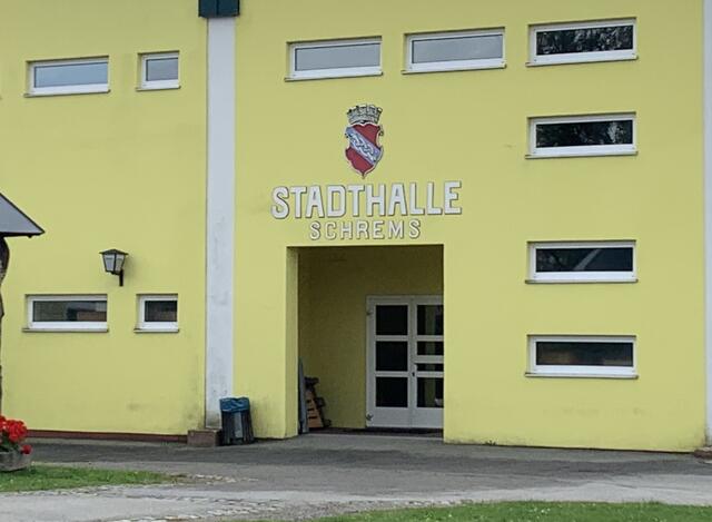 Der Corona-Cluster rund um die Hochzeit in der Schremser Stadthalle breitet sich immer weiter aus.