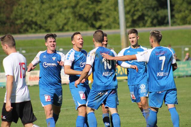 Die Greiner bejubelten am Sonntag-Mittag einen mühsamen, aber verdienten 2:1-Erfolg im Derby gegen Wallsee.