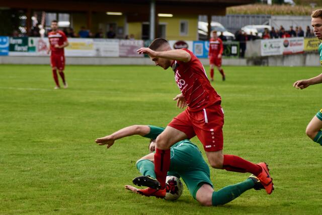 Voller Einsatz: Schwanbergs Christian Kluge ergrätscht sich einen Ball gegen den Gamser Semir Alija. | Foto: Michl