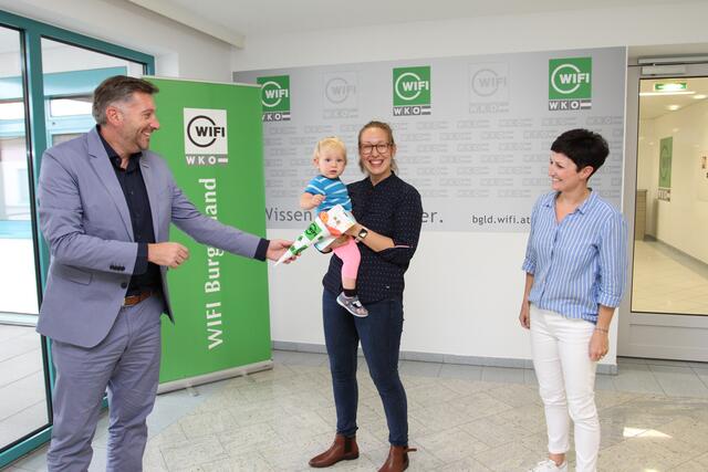 Baby Greta mit Mama Tina Lackner, WIFI-Institutsleiter Harald Schermann und Silvia Sattler.