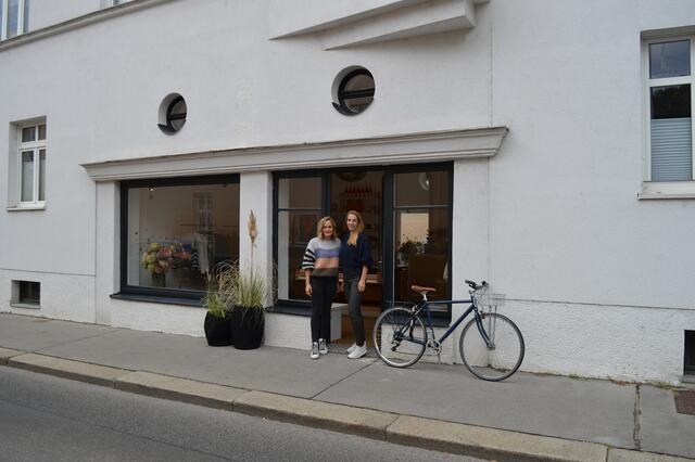 Karin Schwarzmaier und Carolin Rukschcio (r.) haben soeben die Boutique "super." eröffnet.