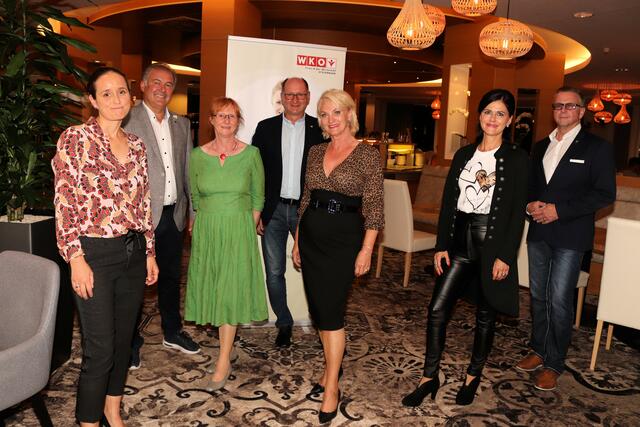 Günter Riedenbauer, Adi Kern und Bgm. Helmut Linhart mit den bekannten weststeirischen Unternehmerinnen Birgit Schwaiger, Eveline Rudres, Riki Vogl und Birgit Pölzl