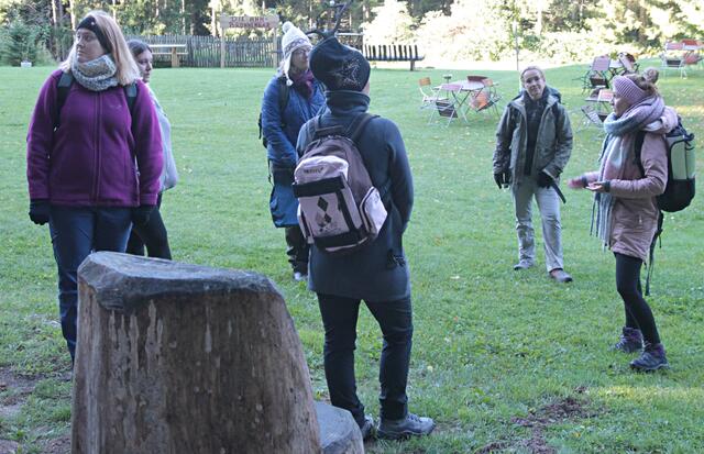 Gut eingepackt ging es mit Victoria Heinrich (re) in den Wald