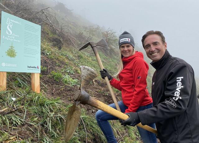Niki Hosp freut sich zusammen mit Werner Panhauser über die 10.000 Jungbäume in Saalfelden. | Foto: Helvetia