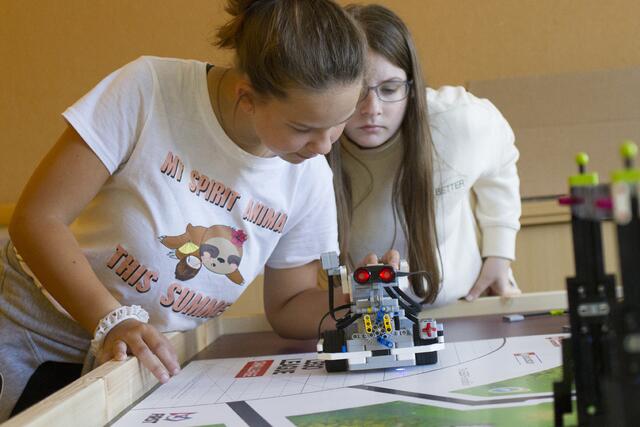 Phoebe und Michelle testen, ob das Programm funktioniert. | Foto: Heske