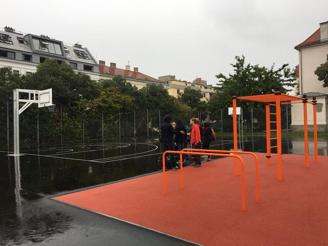 Neben Basketball kommen auch Calesthenics-Liebhaber auf ihre Kosten am neuen Sportplatz.