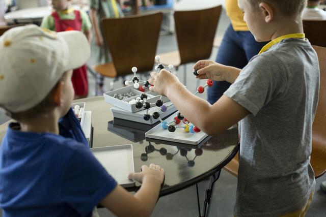 In 32 Kursen zu den Themen Technik, Kunst und Naturwissenschaft stillten die Kinder ihren Wissensdurst.