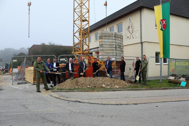 Nach einer Planungszeit von mehr als zwei Jahren erfolgte nun der Spatenstich zum großen Gemeinschaftsprojekt (Gemeinde-Feuerwehr-Musikheim) in Hargelsberg.