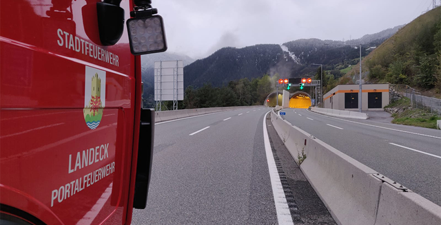 Von von den Maschinisten der Landecker Feuerwehr wurde auch das Fahren in verrauchten Tunnels beübt.