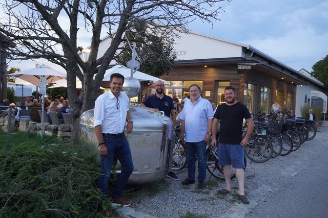 „Fabian Sloboda Wellentänzer“): Didi Tunkel, Mag.(FH) Rene Lentsch (GF TVB Podersdorf), Josef Lentsch (Obmann TVB Podersdorf) mit Winzer und Heurigenbesitzer Fabian Sloboda und seinem „Wellentänzer“