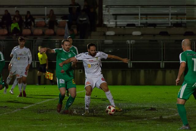 Danijel Prskalo (am Ball) vom SC Weiz konnte am matschigen Untergrund keine Akzente für ein Tor setzen.