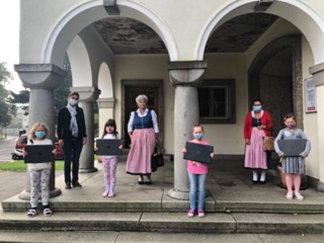 v.li.n.re: 1. Reihe Schülerinnen VS Plenklberg
2. Reihe: VS Plenklberg Verena Maier,
Vorstand Steyrer Goldhaubengruppe:
Obfrau Pauline Leitner,
Veronika Suchy