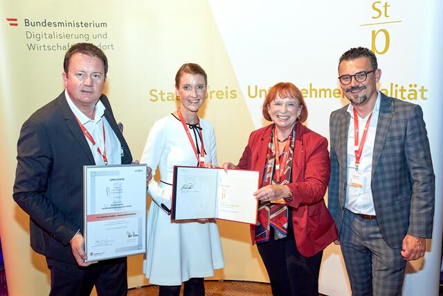 Helmut Herzog mit Qualitätsbeauftragter Barbara Schipek, Unternehmensgründerin Ingrid Hofmann und Geschäftsführer Roland Fürst (v.l.).
