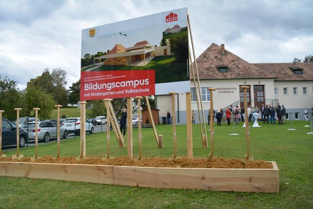 Der Bildungscampus in Kleinmutschen soll im Herbst 2021 eröffnet werden. Am Dienstag fand der obligatorische Spatenstich statt. | Foto: Tscheinig