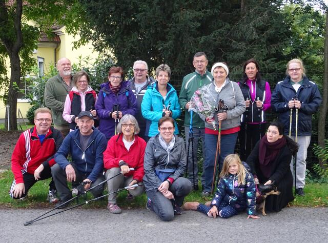 Die “Happy Walkers” mit dem Geburtstagskind: hinten Wolfgang und Edith Banny, Renate und Franz Pallisch, Susanne Hausensteiner, Erich und Maria Schock, Anita Wessely und Christine Scharka, vorne Werner Schöll, Johann Schrödl, Helga Hafenscher, Karla Schöll-Tritremmel, Isabella und Sandra Scharka.