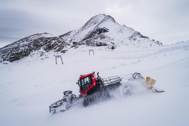 Die ersten frühen Schneefälle haben den Gletscher mit einer ersten Neuschneedecke eingehüllt.