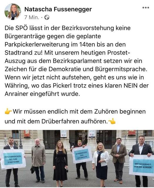 Eben noch im Bezirksparlament und plötzlich auf der Wahlkampfbühne: Die ÖVP Penzing posiert nach ihrem überraschenden Auszug aus der Bezirksvertretungssitzung mit Schildern.