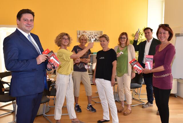 Bürgermeister Dipl.-Ing. Stefan Szirucsek, Sozial-Stadträtin Angela Stöckl-Wolkerstorfer und Bildungs-Stadtrat Michael Capek übergaben die Infrarot-Thermometer an die Volksschule Pfarrplatz, welche die Lehrerinnen Edith Finster, Irene Wyett-Haicker sowie Sabine Braun-Schwertführer
sofort testeten.