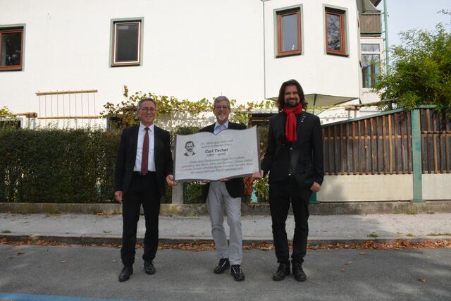 Bürgermeister Martin Krumschnabel, Hausbesitzer Bruno Haller und Kulturreferent Klaus Reitberger (v.l.) mit der Gedenktafel für Carl Techet.
