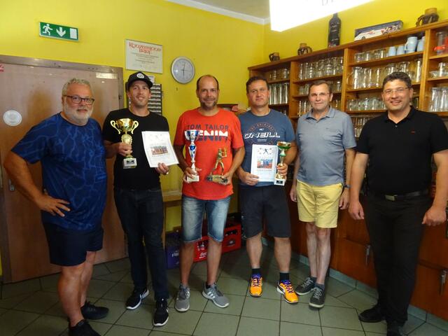 Bei der Siegerehrung im Gasthaus Saumühle (von links): Bürgermeister Franz Saxinger (Kollerschlag), Tennis-Sektionsleiter Simon Saxinger aus Kollerschlag, Andreas Münichshofer (Wegscheid), Lubos Skabroud (Horni Plana), Landtagsabgeordneter Georg Ecker und Bürgermeister Lothar Venus (Wegscheid).