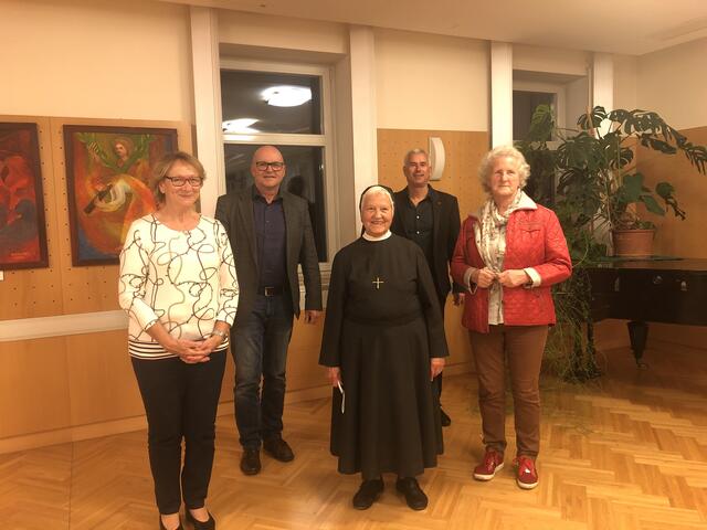 Schwester Wiltrud List mit Kulturreferentin Annemarie Gigl, Bürgermeister Ferdinand Groß, Gemeindekassier Ewald Gutmann und Traude Sommer (v.l.).