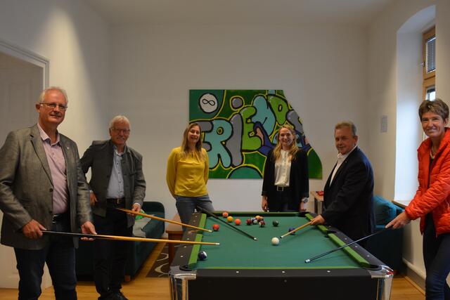 V.l.n.r.: Vorsitzender Verein Hilfswerk Werner Preiss, Stadtrat Josef Zlabinger, Leitung Angebotsbereich Mobile Dienste/Schulsozialarbeit/Familien- und Beratungszentren Michaela Unterberger, Fachliche Leitung Jugendzentrum und -beratung Kerstin Tüchler, Bürgermeister LAbg. Franz Mold und Nationalratsabgeordnete Martina Diesner-Wais.