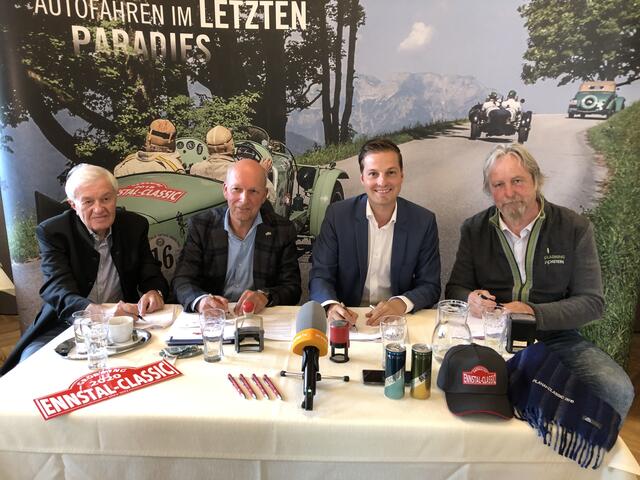 Helmut Zwickl, Michael Glöckner, Thomas Reingruber und Thomas Ferstl haben die neue Vereinbarung zwischen der Marktgemeinde Gröbming und der Ennstal Classic unterschrieben.