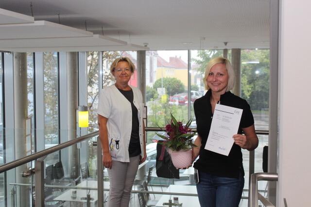 Pflegestandortleiterin Herta Weissensteiner freut sich über die gut ausgebildete Risikoauditorin DGKP Bettina Weiß