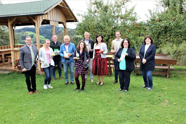 Zum Auftakt der "Genussexpedition" wurden bei der Buschenschank Lippitz im Granitztal diverse Apfelprodukte vom Apfelsaft bis hin zum Apfelbrand verkostet.