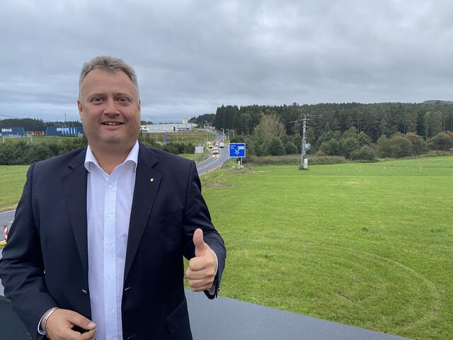FPÖ-Landtagsabgeordneter Peter Handlos vor dem Areal, auf dem die Park-&-Ride-Anlage errichtet wird.