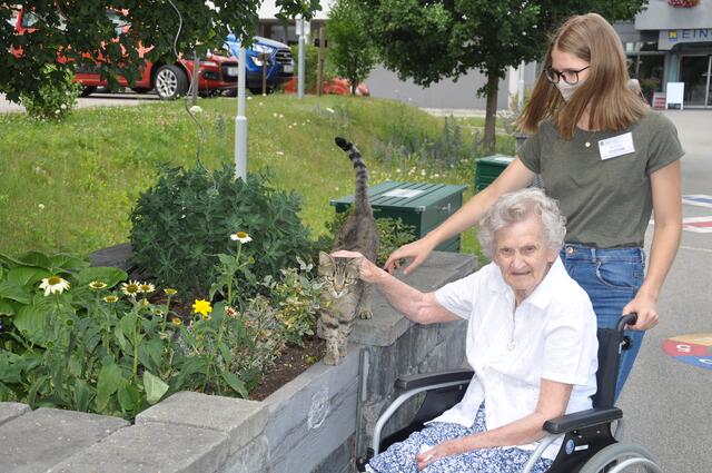 Selina Pfeifer mit Elfriede Herzig und Hauskater Jimmy.