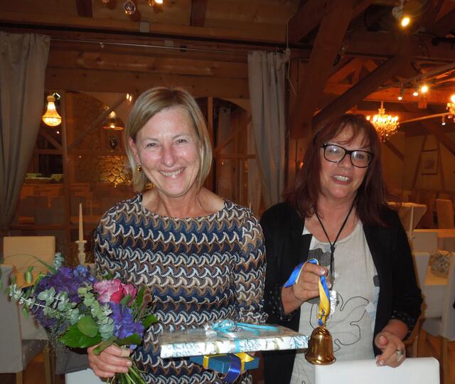 Past-Präsidentin Paula Löcker und Präsidentin Lisbeth Schwarzenbacher (re.).