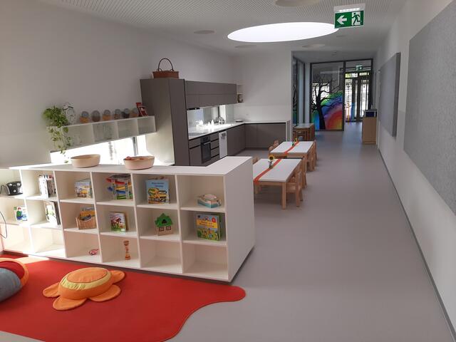 Der „Marktplatz“ eine Küchen und eine Esszone für die Kleinsten ist eine der zentralen Räume im neuen Gebäude.
